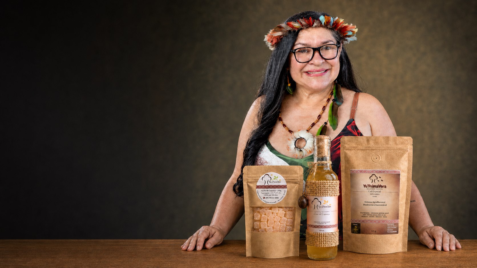 Dona Vera apresentando os produtos da Yu’Primavera