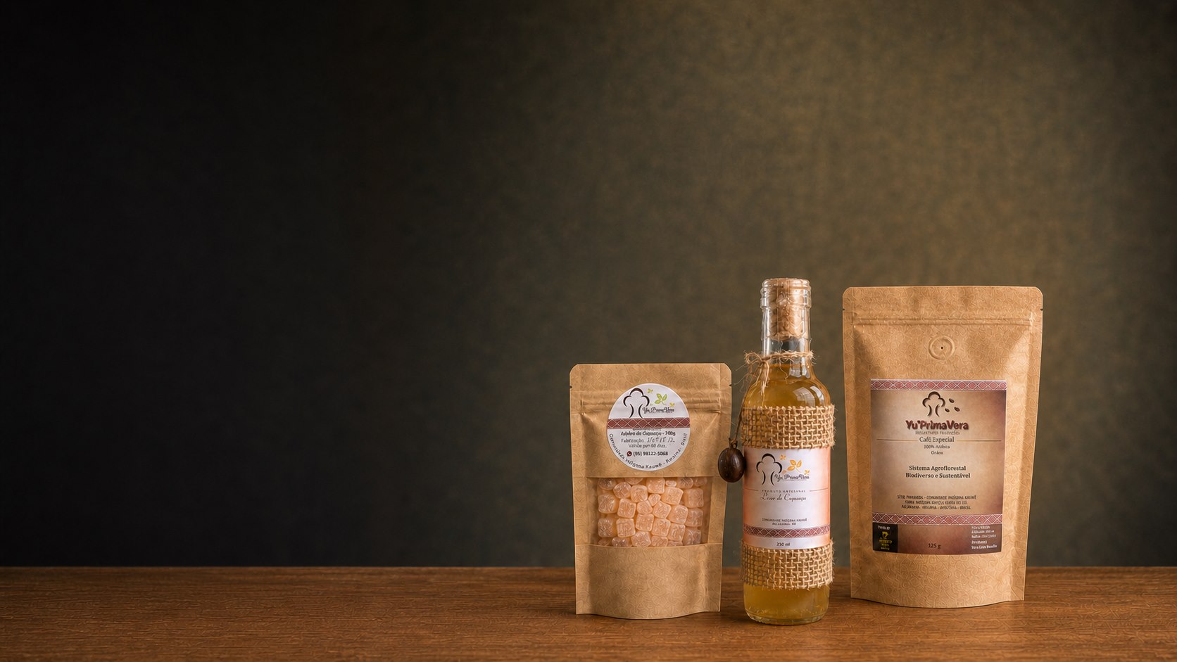 Jujuba, licor e café da Yu’Primavera apresentados sobre uma mesa de madeira