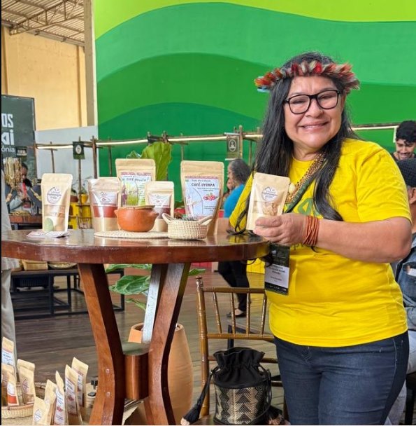 Dona Vera apresentando os produtos Yu’Primavera durante um evento