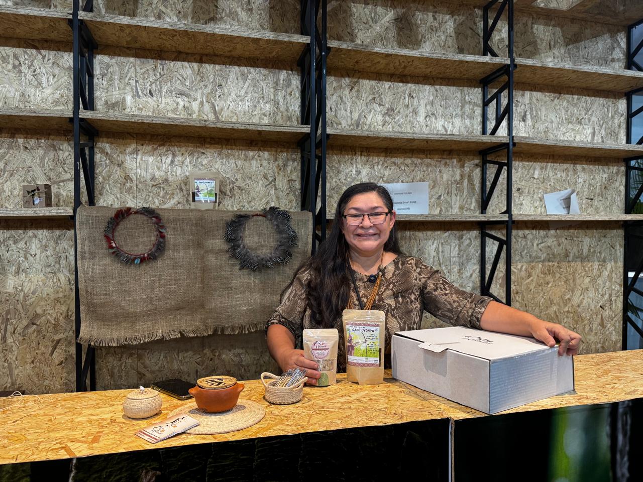 Vera Lucy Brandão apresentando produtos amazônicos em um espaço de negócios